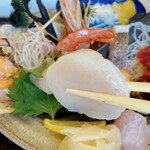 市場屋宗助 - ホタテの貝柱がデカっ！これも2切れ。
      もう、全部旨いっす！