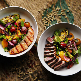 朝・昼・夜を意識した、コーヒーに合う多彩なメニュー