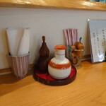 お料理ひろせ - 卓上調味料はお醤油と七味だけ。