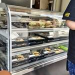 お弁当のポパイ - 店頭にショーケース