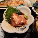 お料理ひろせ - 飾り包丁の入れられたお刺身は、瑞々しい大葉と一緒に、風味豊かな山葵でいただくことができます。