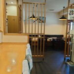 お料理ひろせ - 店内入って右のテーブルー席。玄関からまっすぐ進むと奥の部屋があります。