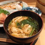 お料理ひろせ - お揚げ、お豆腐、ほうれん草がたっぷりの、味わい深いお味噌汁。