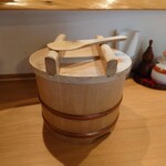 お料理ひろせ - 先に提供されるお櫃に風情があります。