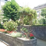 お料理ひろせ - 花壇や池もある閑静な住宅街にある公園です。