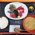 KANSEI - マグロとサワラの刺身定食＆豚汁
