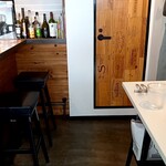 S'allier - 左がカウンター　右が2人掛けのハイテーブル