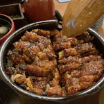 あつた蓬莱軒 - まずは4等分に