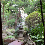 あつた蓬莱軒 - お手洗い側のお庭