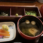 あつた蓬莱軒 - 薬味、漬物、吸い物、奥の徳利が出汁