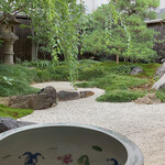 あつた蓬莱軒 本店 - 部屋の横に広がるお庭