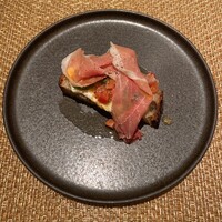 mon atelier - ブルスケッタ フルーツトマトに生ハムのせ