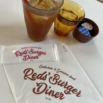 REDS' BURGER DINER - おしぼり、バーガー袋はテーブル設置、お水はセルフ