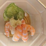 松喜 - 海老の三杯酢 キュウリとしょうがを添えています まず海老が蟹のように縦に割けます 蟹食べているのではと錯覚してしまいます 一体どうゆう茹で方するとこうなるのでしょうか？