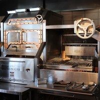 Osteria IL VIAGGIO - GRILL WORKS 社製の薪焼きオーブン