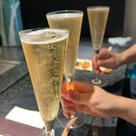 神楽坂 鉄板焼 向日葵 - ◎シャンパンで乾杯です♪
                                誕生日おめでとう〜！！♪(*^^)o∀*∀o(^^*)♪
