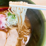 焼きあご塩らー麺 たかはし - 麺は平麺