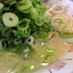 ラーメン藤 - 2013年9月2日(月)　白湯らーめん(750円) 粉落とし ネギ多め　スープ、ネギ