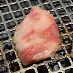 大徳壽 - カルビ1/3枚目。ほとんど脂身なのはどーなのかね、良い質の肉の切り落としではあるが、