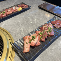 大徳壽 みなとみらい - お肉。手前が和牛カルビとハラミのセット。奥がタンと塩ハラミのセット。タン下が2枚サービス。