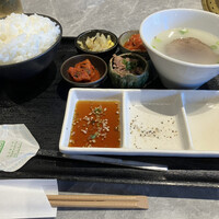 大徳壽 みなとみらい - お肉以外の基本セット。ご飯は大中小から選べてこれは中、スープは牛骨とワカメから牛骨を選択。