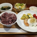 キッチン ブルー グローブ - 銀鮭ムニエル　クリ ームチーズ仕立てヴァンプランソース