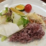 キッチン ブルー グローブ - 残りのご飯、サラダ、お新香も乗せます