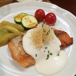 キッチン ブルー グローブ - 銀鮭ムニエルのアップ、クリ ームチーズ仕立てヴァンプランソースはたっぷり！