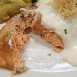 キッチン ブルー グローブ - 銀鮭ムニエルの断面、クリ ームチーズソースはとろーり！