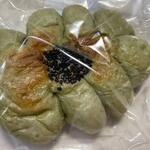 パン工場 - 料理写真:よもぎあんぱん１９４円。
 
生地によもぎを練りこみよもぎの葉っぱ状に仕上げたあんぱんです。
 