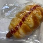 パン工場 - ソーセージロール２１６円。
             
            ソーセージを挟みケチャップで味付けたパンです。