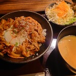しゃぶしゃぶ・串やき 森の酒場 隠豚 - 温玉乗せスタミナ豚丼