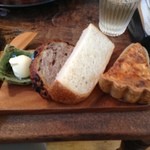 YATSUDOKIYA CAFE - キッシュとパン