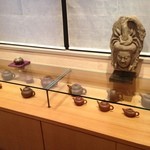 みかわ 是山居 - ３Ｆのサロン。　クメールのコレクションが。