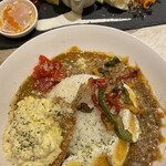 旨い鮮魚とガブ飲みワイン サカナギャング - 前菜盛りはパスタとキーマカレーのセットに付いてきます