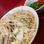 ラーメン二郎 - ラーメン半分＋ニンニク少し＋青ネギショウガ半分