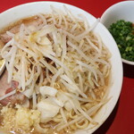 ラーメン二郎 - ラーメン半分＋ニンニク少し＋青ネギショウガ半分