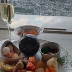 横浜ロイヤルパークホテル - ビュッフェの一部。色々あって食べ切れない。