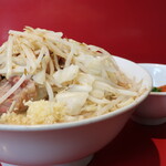 ラーメン二郎 - ラーメン半分＋ニンニク少し＋青ネギショウガ半分