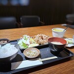 Kingyo - ◆若鶏の竜田揚げ定食(800円：税込）・・定食自体も小鉢などが付き美味しそうですけれど、デザートとドリンクが付くと より美味しそうに。これを800円で頂けるのは、お安いですね。♪