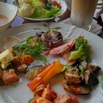 横浜ロイヤルパークホテル - ビュッフェ。ワインを頼みたくなるような前菜っぽいものが多い。