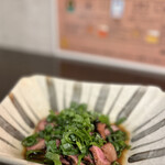 花 - 壁にはクラフトビールメニューがズラリ(^O^)❒’’