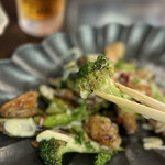 花 - おっしゃれ！てっきり海老マヨにアスパラとブロッコリーが和えてあるかと思った、、、こんな香草焼きみたいなのが出てくるなんて(ᗒᗨᗕ)