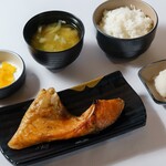 Salt-grilled salmon kama set meal