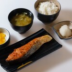 Salt-grilled silver salmon set meal