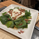 いっつぁん - ベーコン目玉焼きサラダ