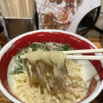 麺場 浜虎 - もっちり平打ち麺。大盛り270gはボリューム満点