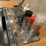 いっつぁん - 鉄板焼き席の調味料はお店の方におまかせ