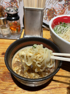 麺場 浜虎 - つけ汁はしっかり目の味付けなので，ジャブっと浸けるとちょっと濃いめ。