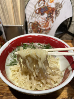 麺場 浜虎 - もっちり平打ち麺。大盛り270gはボリューム満点